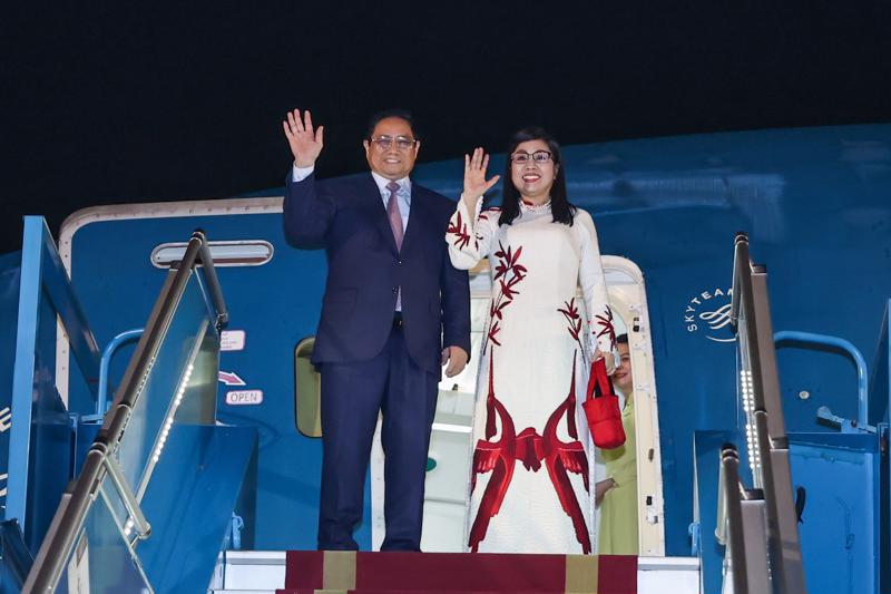 Thủ tướng Phạm Minh Chính và Phu nhân rời sân bay Nội Bài lên đường tham dự Hội nghị thường niên lần thứ 54 của Diễn đàn Kinh tế Thế giới tại Davos, Thụy Sĩ (WEF Davos 2024), thăm chính thức Hungary và Romania từ ngày 16-23/1/2024 - Ảnh: VGP