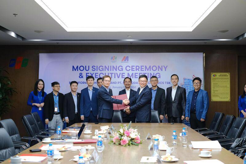 The signing ceremony for the MoU between FPT IS and PT Metrodata Electronics. Source: FPT IS