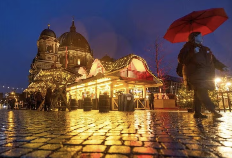 Một khu chợ Giáng sinh bên ngoài Nhà thờ Chánh toà ở Berlin, Đức hôm 11/12/2023 - Ảnh: Reuters.