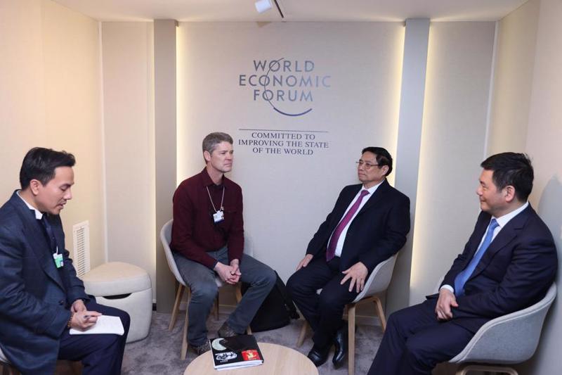 Prime Minister Pham Minh Chinh receives Vice President for Global Public Policy at Amazon Web Services (AWS), Mr. Michael Punke, in Davos on January 16. Photo: VNA