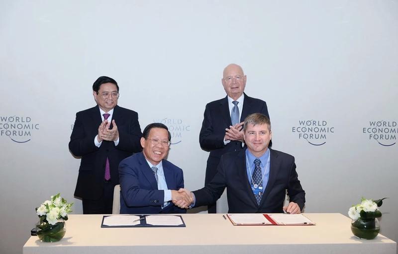 Dưới sự chứng kiến của Thủ tướng Phạm Minh Chính và Nhà sáng lập kiêm Chủ tịch WEF Klaus Schwab, Chủ tịch UBND TP.HCM Phan Văn Mãi đã ký thỏa thuận hợp tác với WEF thành lập C4IR TP.HCM - Ảnh TTXVN.