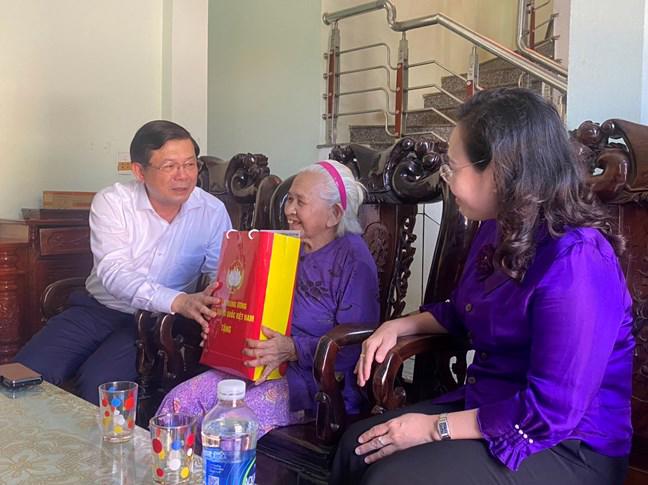 Phó Chủ tịch UBND tỉnh Quảng Bình Nguyễn Hữu Dũng trao quà cho người có công trên địa bàn thành phố Đồng Hới