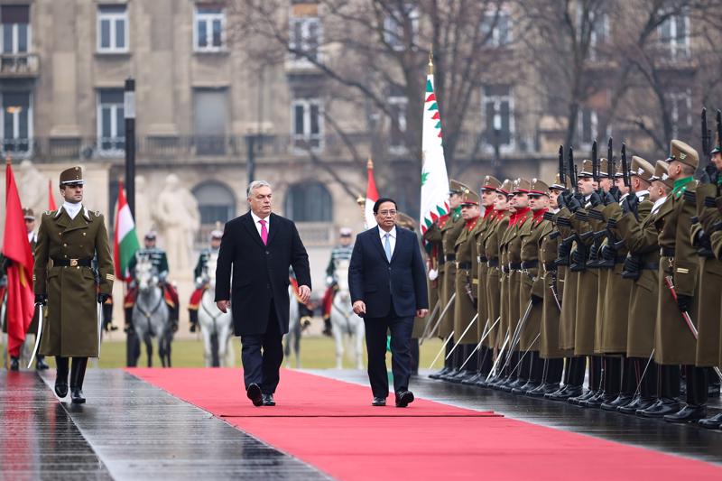 Thủ tướng Hungary Viktor Orbán chủ trì lễ đón Thủ tướng Chính phủ Phạm Minh Chính và Phu nhân, cùng Đoàn đại biểu cấp cao Việt Nam thăm chính thức Hungary - Ảnh: VGP