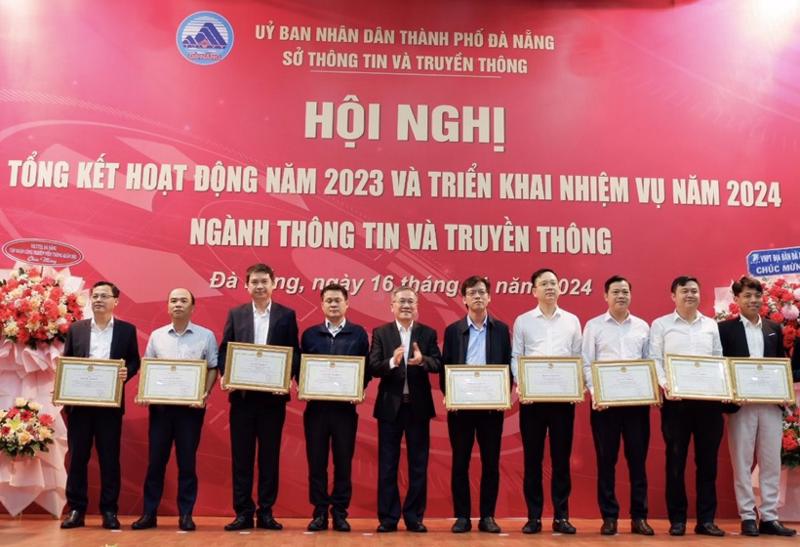Giám đốc Sở TT&TT Đà Nẵng Nguyễn Quang Thanh (người đứng giữa) phát thưởng cho đại diện các đơn vị, doanh nghiệp CNTT có nhiều thành tích năm 2023.