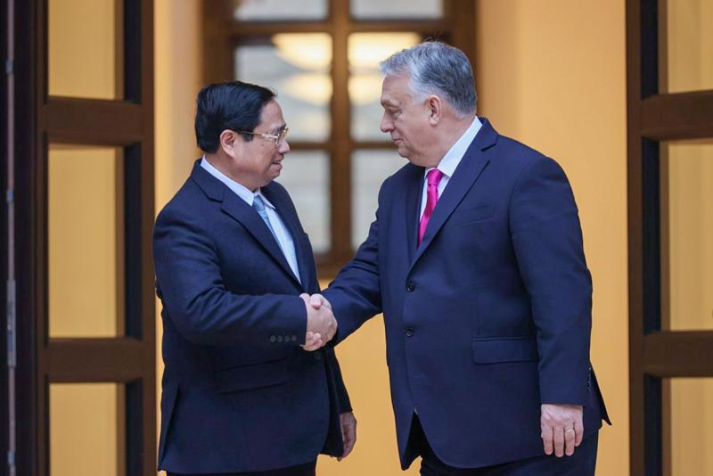 Prime Minister Pham Minh Chinh and Prime Minister Viktor Orban during their talks in Budapest on January 18. (Photo: VGP)