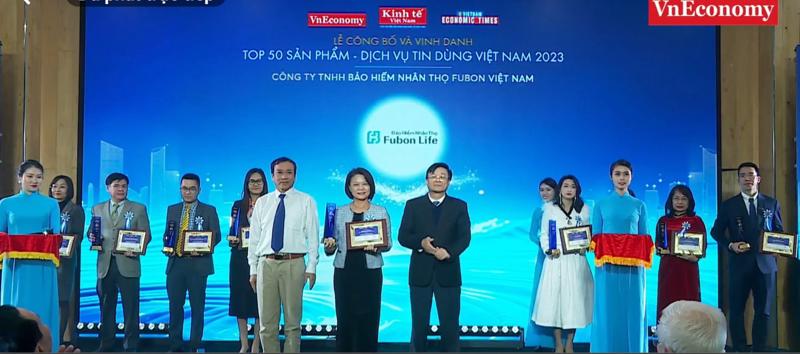 Đại diện Fubon Life Việt Nam nhận cúp vinh danh trong chương trình Tin Dùng Việt Nam 2023.