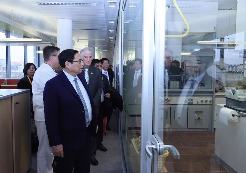 Prime Minister Pham Minh Chinh visits Gedeon Richter Plc in Budapest on January 19. Photo VGP