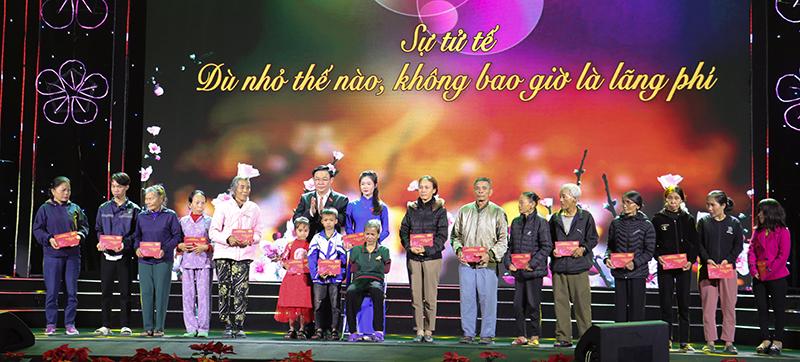 Chủ tịch Quốc hội Vương Đình Huệ trao tặng quà cho 13 hộ nghèo có hoàn cảnh đặc biệt khó khăn tại Nghệ An