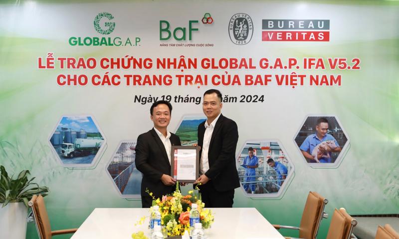 Đại diện tổ chức Bureau Veritas trao chứng nhận GlobalG.A.P IFA cho công ty BaF Việt Nam.