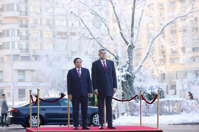 Thủ tướng Ion-Marcel Ciolacu chủ trì lễ đón Thủ tướng Phạm Minh Chính thăm chính thức Romania - Ảnh: VGP