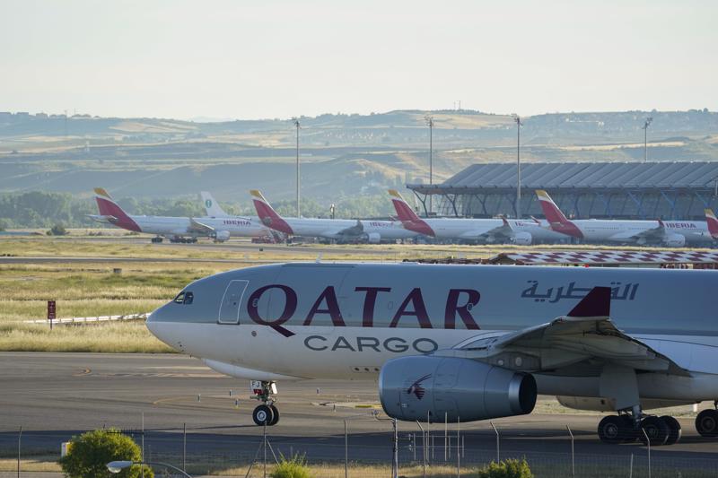 Một máy bay chở hàng của Qatar Airlines - Ảnh: Bloomberg.