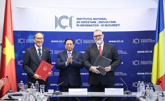 ICI Bucharest and the Vietnam National Institute of Digital Technology and Digital Transformation exchange an MoU on cooperation, witnessed by Prime Minister Pham Minh Chinh. Photo: VGP