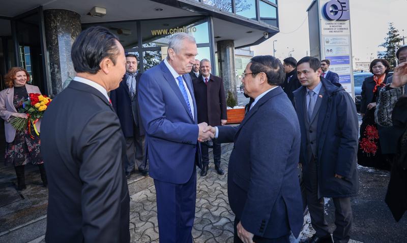 Lãnh đạo Phòng Thương mại và Công nghiệp Prahova đón Thủ tướng Chính phủ Phạm Minh Chính tới thăm - Ảnh: VGP