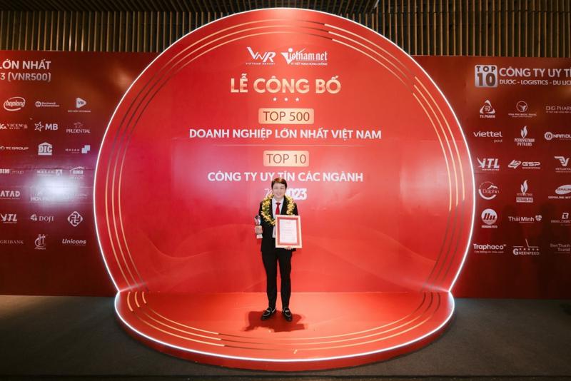 Ông Trần Duy Hưng – Giám đốc Marketing Dược Hậu Giang tại sự kiện vinh danh Top 10 công ty dược Việt Nam uy tín.