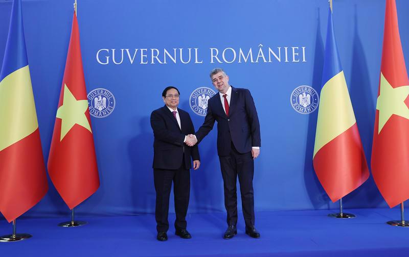 PM Pham Minh Chinh and PM Ion - Marcel Ciolacu at their talks on January 22 in Bucharest.  (Photo: VGP)