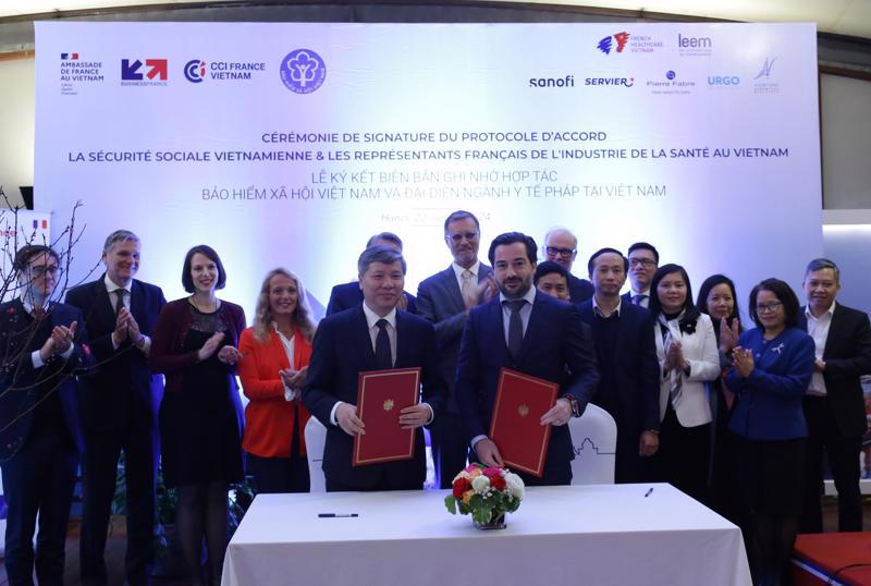 Representatives from Vietnam Social Security and the France-Vietnam Chamber of Commerce and Industry at the MoU signing ceremony.