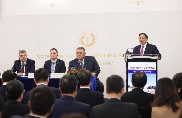 Prime Minister Pham Minh Chinh speaking at the Vietnam - Romania Business Forum in Bucharest on January 22. (Photo: VGP)