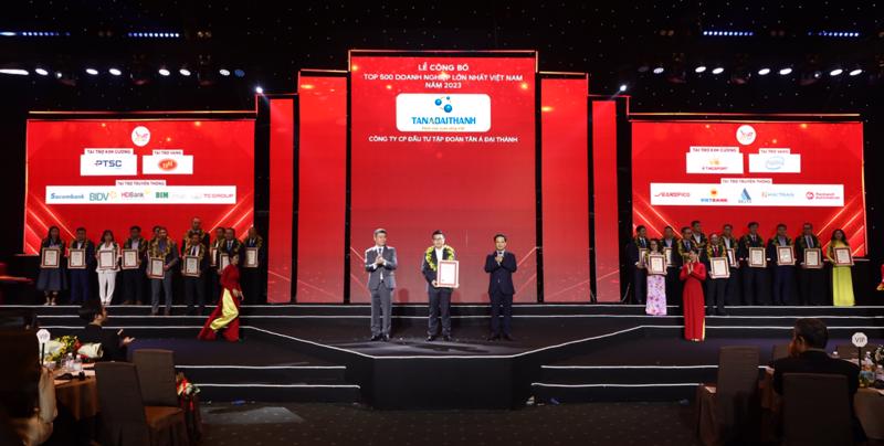 Đại diện Tập đoàn Tân Á Đại Thành nhận chứng nhận tại Lễ công bố Top 500 Doanh nghiệp lớn nhất Việt Nam năm 2023