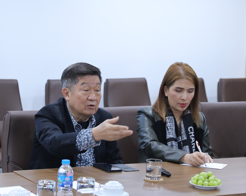 Professor Peter Palanugool (left). Photo: Xuan Khoa
