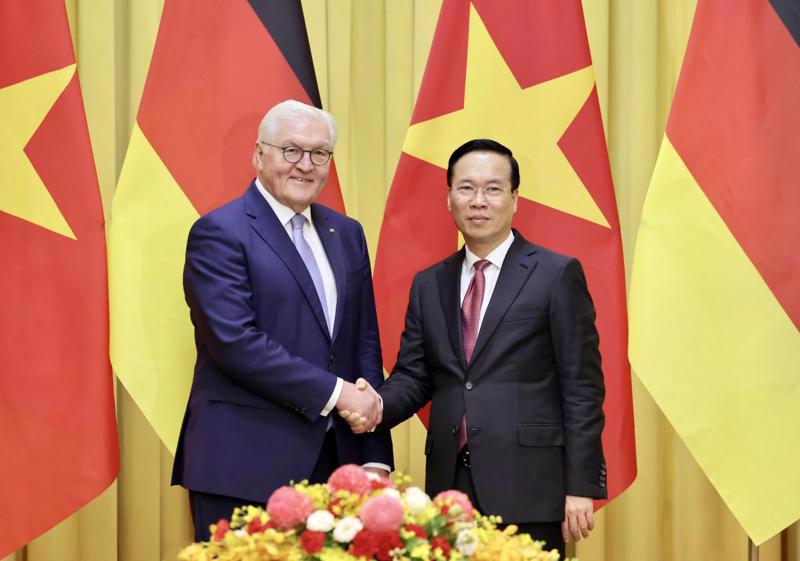 State President Vo Van Thuong welcomes German President Frank-Walter Steinmeier in Hanoi on January 23. Photo: Tri Phong