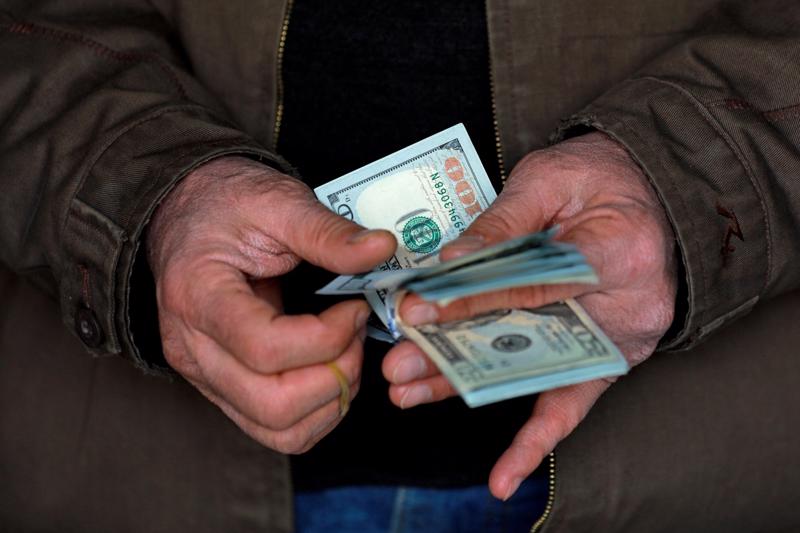 Chiều người Mỹ sống phụ thuộc vào thẻ tín dụng để chi trả cho các khoản chi phí bất ngờ - Ảnh: Bloomberg