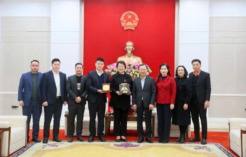 Lãnh đạo tỉnh Quảng Ninh, lãnh đạo Sở Du lịch tỉnh chụp ảnh lưu niệm với đại diện hãng hàng không China Southern Airlines, Sichuan Airlines và một số doanh nghiệp du lịch.