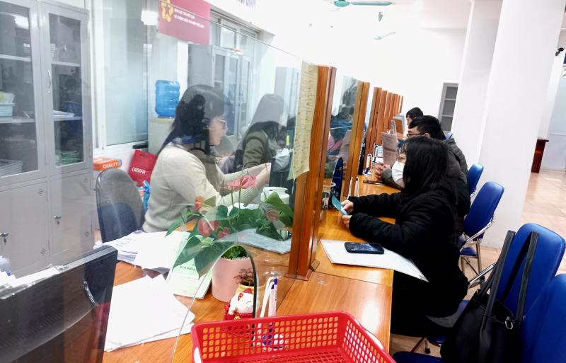 Người lao động làm thủ tục hưởng bảo hiểm thất nghiệp tại Hà Nội, tháng 1/2024. Ảnh - Thu Hằng.