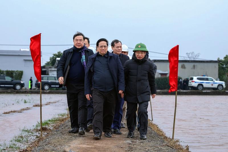 Thủ tướng Chính phủ cùng đoàn công tác kiểm tra thi công vị trí 13 trên địa bàn xã Nghĩa Hồng, huyện Nghĩa Hưng, tỉnh Nam Định - Ảnh: VGP