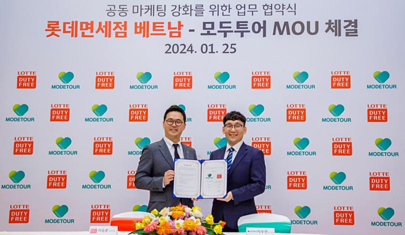 Mr. Lee Seung-jun from Lotte Duty Free and Mr. Lee Woo-yeon from Modetour at the signing ceremony. Source: Lotte Duty Free