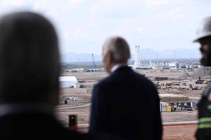 Tổng thống Biden tham quan nhà máy TSMC đang được xây dựng ở Arizona. Ảnh: WSJ