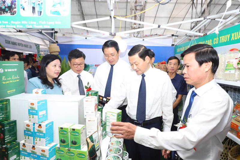Chủ tịch UBND tỉnh Thanh Hóa Đỗ Minh Tuấn, thăm các gian hàng trưng bày sản phẩm của các doanh nghiệp tại Hội nghị kết nối cung - cầu nông sản, thực phẩm an toàn năm 2023