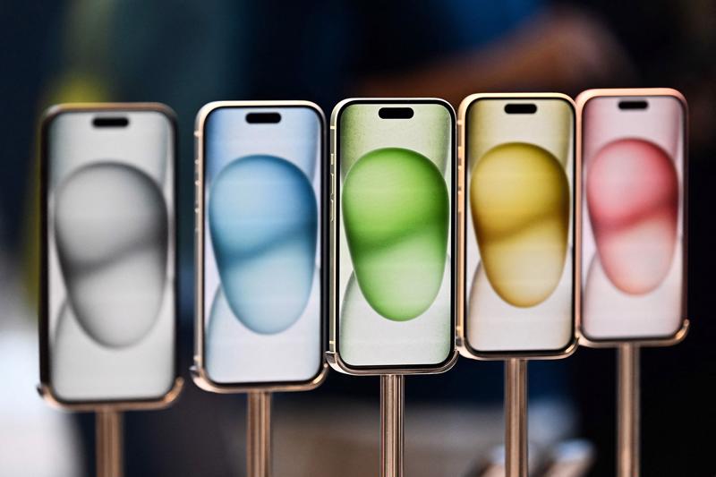 Series iPhone 15 bày bán tại cửa hàng Apple ở Los Angeles, California.
