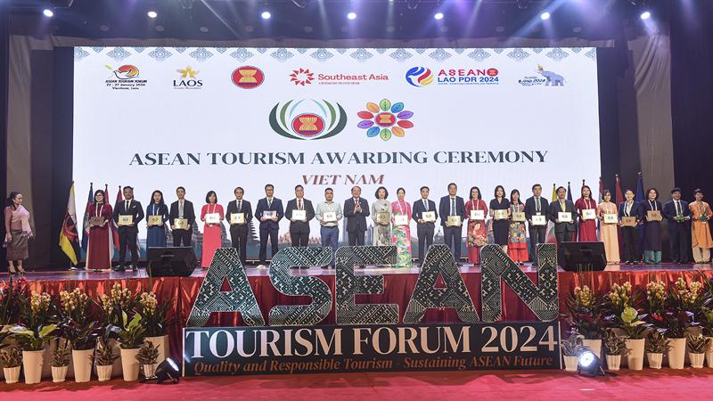 Representatives of Vietnamese organizations and localities honored at the ASEAN Tourism Awards Ceremony 2024 on January 26. (Source: TITC)