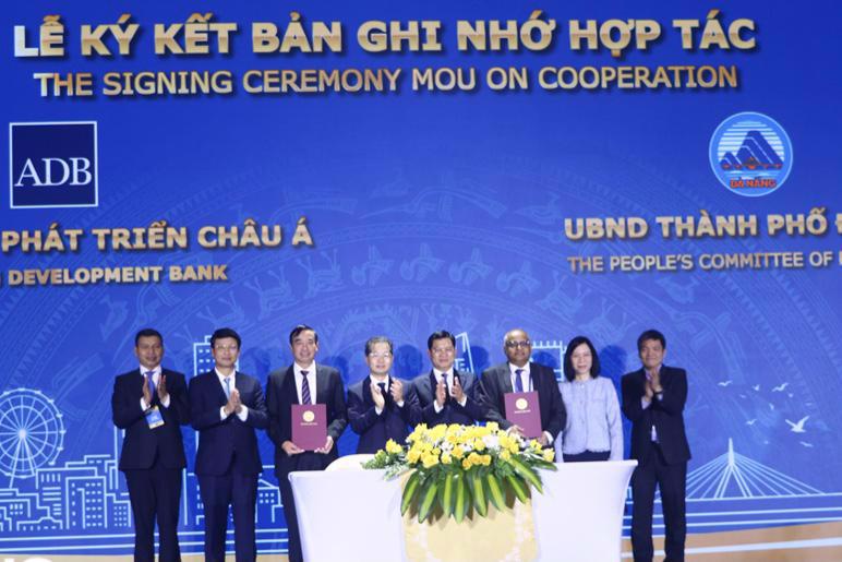 Da Nang authorities and businesses signed MoUs on the sidelines of Meet Da Nang 2024. 