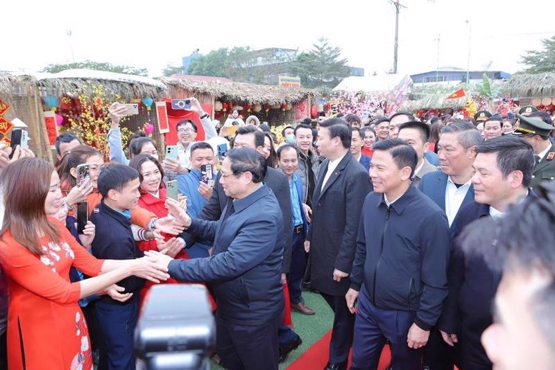 Prime Minister Pham Minh Chinh visits workers at the Hoang Long Industrial Park in Thanh Hoa province on January 27.