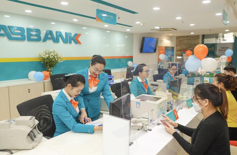 Với tôn chỉ khách hàng là trọng tâm, ABBANK không ngừng nâng cao chất lượng phục vụ khách hàng.
