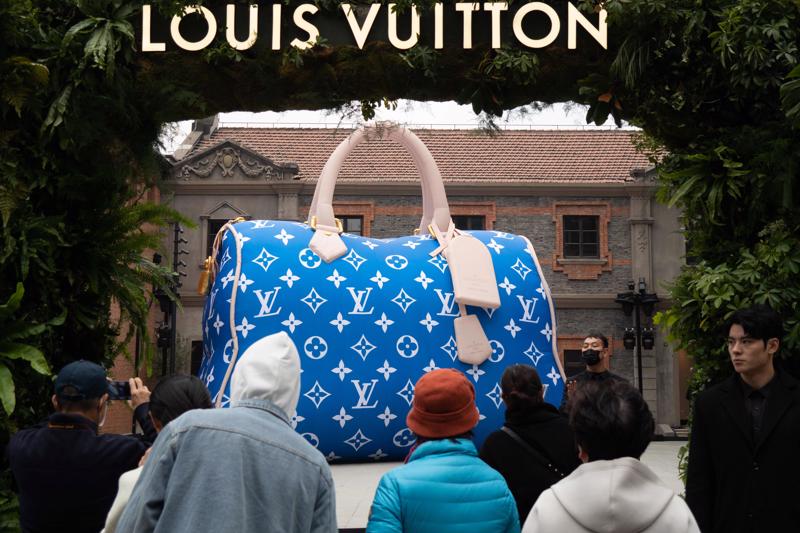 Mô hình túi Louis Vuitton khổng lồ tại một sự kiện quảng bá của thương hiệu này tại Thượng Hải ngày 4/12/2023 - Ảnh: Getty Images