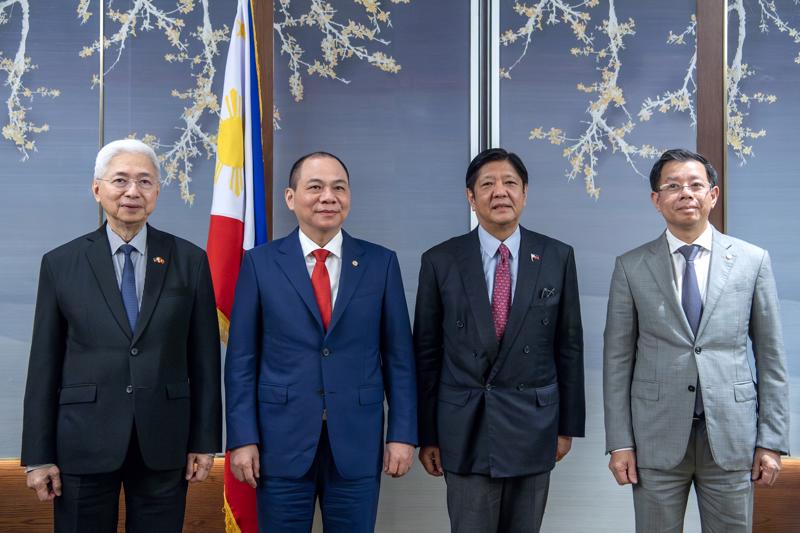 President of the Philippines Ferdinand Marcos Jr. (second from right) and Vingroup Chairman Pham Nhat Vuong (second from left) at their meeting on January 29. (Source: Vingroup)