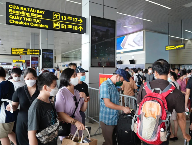 Tỷ lệ đặt chỗ đường bay "vàng" TP.HCM - Hà Nội trước Tết Nguyên đán 2024 ở mức trung bình, từ 56 - 82%.