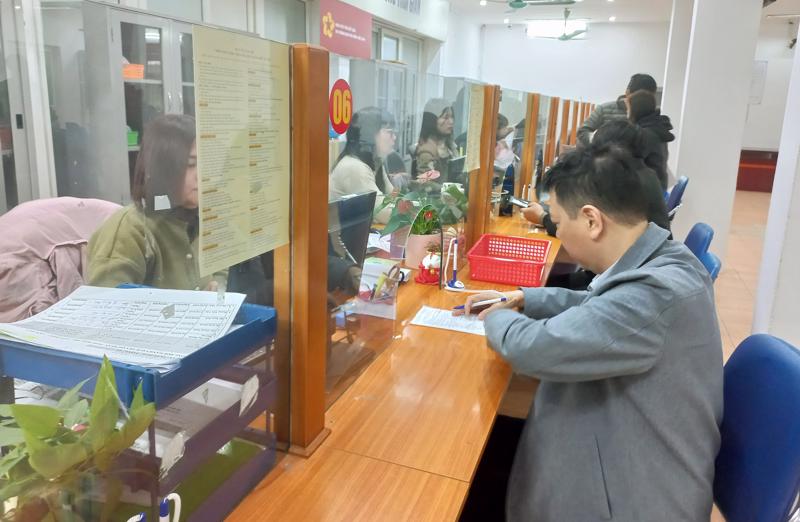 Người lao động làm thủ tục hưởng trợ cấp thất nghiệp tại Hà Nội trong tháng 1/2024. Ảnh - Thu Hằng.