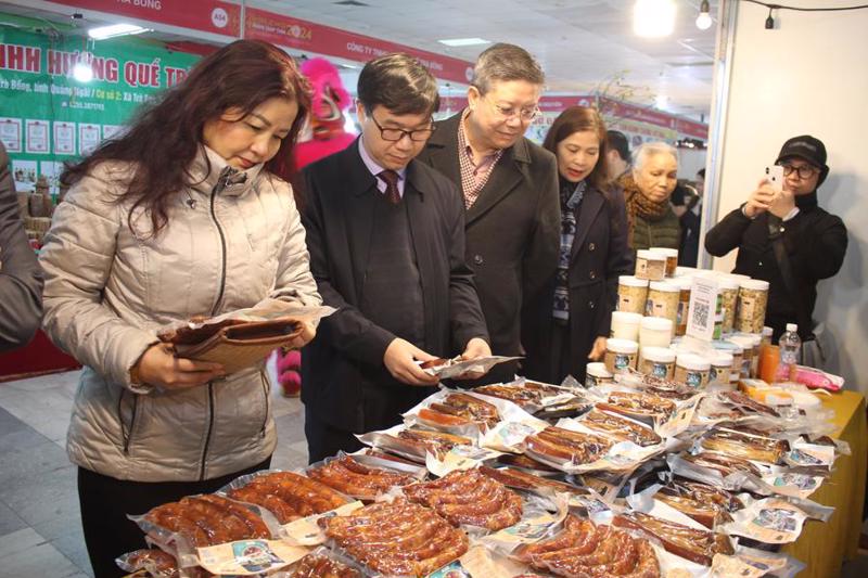 Visitors at the Spring Trade Fair. 