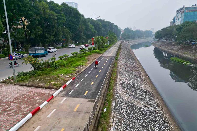 Tuyến đường dọc sông Tô Lịch dành riêng cho xe đạp. Ảnh: HNM