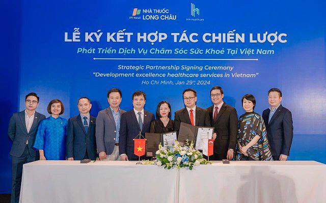 Representatives from FPT Long Chau and IHH Healthcare Singapore at the signing of the strategic partnership on January 29. (Source: FPT Long Chau)