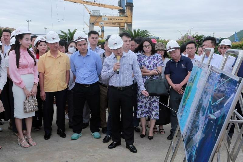 Đại diện Ban Quản lý Khu kinh tế Nghi Sơn và các khu công nghiệp tỉnh giới thiệu quy hoạch cảng biển Nghi Sơn cho các doanh nghiệp đến đây tìm hiểu đầu tư