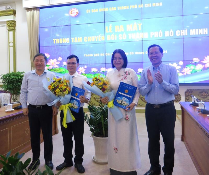 Chủ tịch UBND TP.HCM Phan Văn Mãi và Phó Chủ tịch UBND TP.HCM Dương Anh Đức trao quyết định và tặng hoa chúc mừng Tân Giám đốc và Phó Giám đốc Trung tâm Chuyển đổi số TP.HCM.