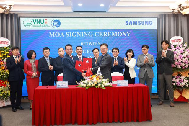The signing ceremony between Samsung Electronics and the University of Engineering and Technology at the Vietnam National University, Hanoi. Source: VNU