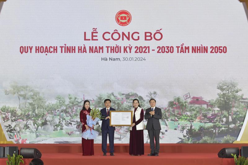 Phó Thủ tướng Trần Hồng Hà trao quyết định phê duyệt quy hoạch cho tỉnh Hà Nam