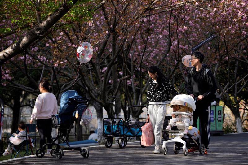 Tại Nhật, nữ giới không không có lựa chọn nghỉ việc mà được kỳ vọng vừa vắp xếp công việc, vừa chăm sóc con cái và lo việc nhà - Ảnh: Reuters