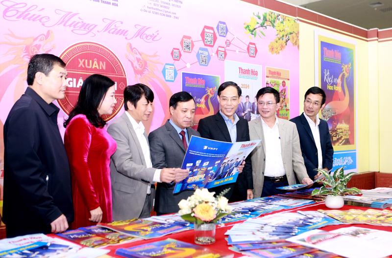 Các đại biểu tham quan các gian trưng bày các ấn phẩm báo chí tại Hội báo Xuân tại Thanh Hóa