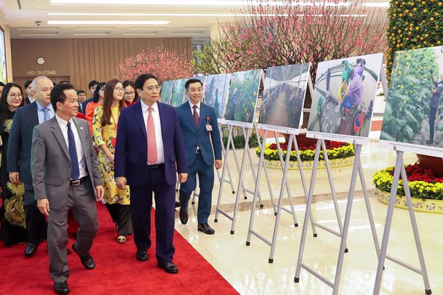 Thủ tướng tham quan triển lãm ảnh trước khi dự Diễn đàn kinh tế hợp tác, hợp tác xã năm 2024 - Ảnh: VGP